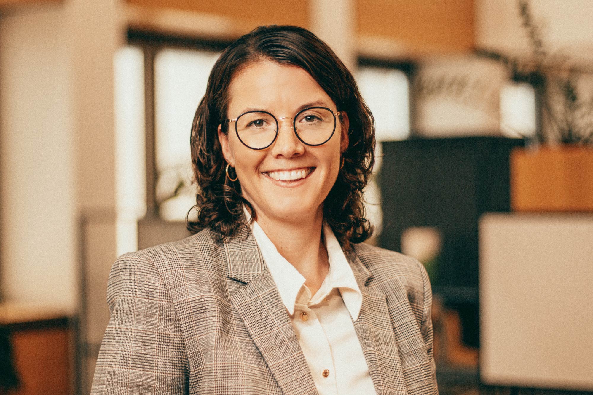 Portraitbild von Anja Bernhard