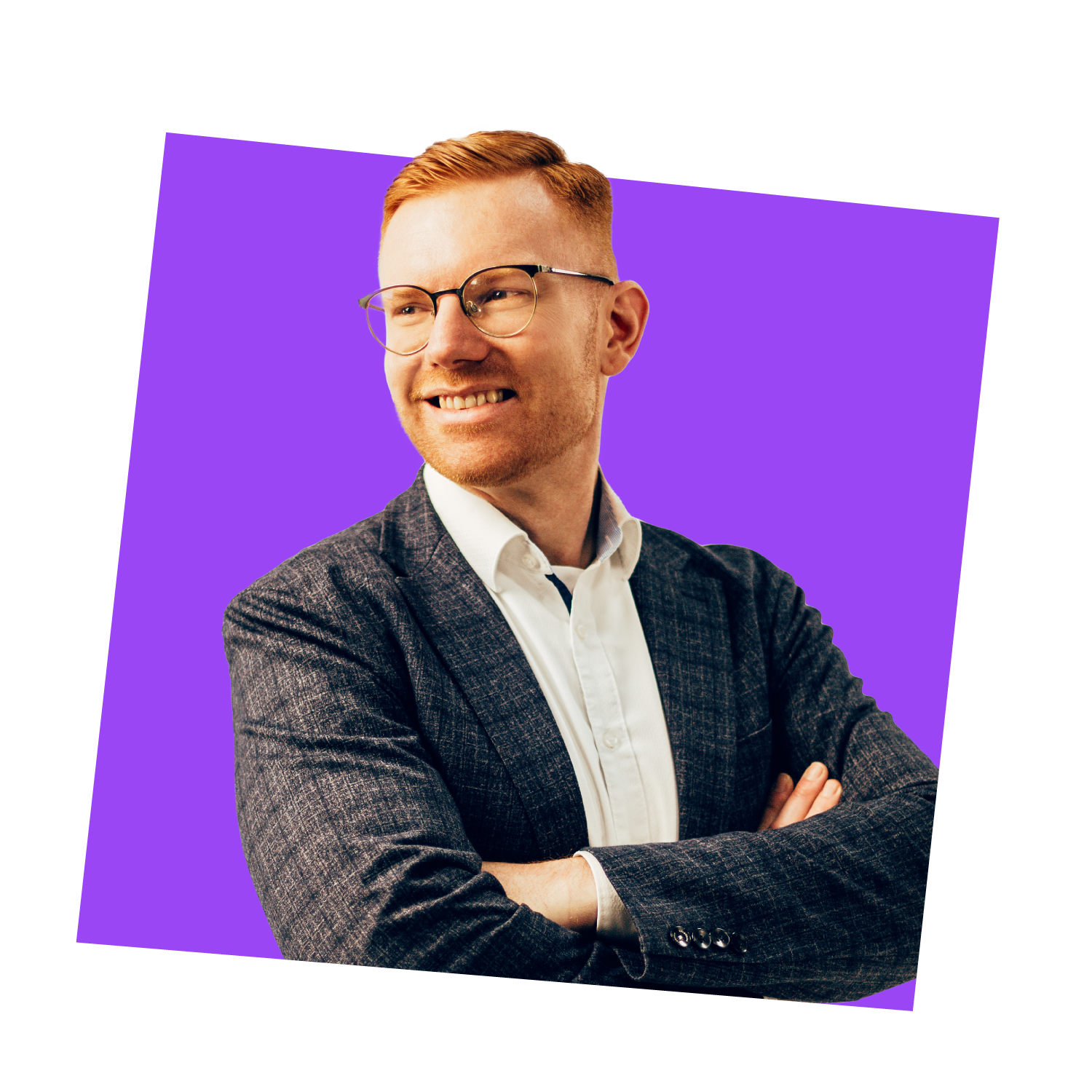 Portraitbild von eines jungen Mannes auf einem violetten Hintergrund