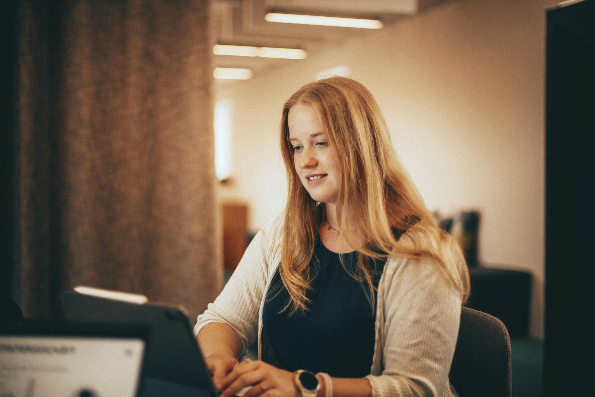 Lena Schöneweiß arbeitet konzentriert am Rechner.